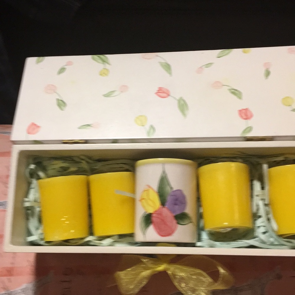 Votive box 📦 with 3 yellow candles and 🕯 holder